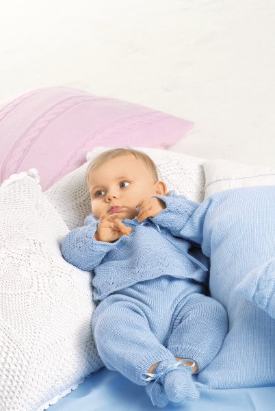 Modisches, handgemachtes Babyoutfit: hellblau, gestrickt, feine Details, gemütlicher Schnitt.
