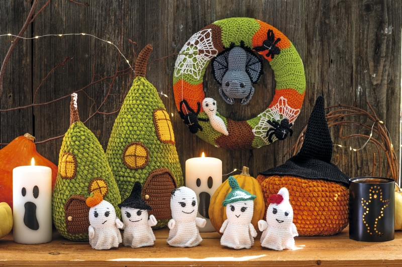 Selbstgemachte Figuren in Erdtönen, Geister und Kürbisse aus Wolle, kunstvoll, DIY-Charme.