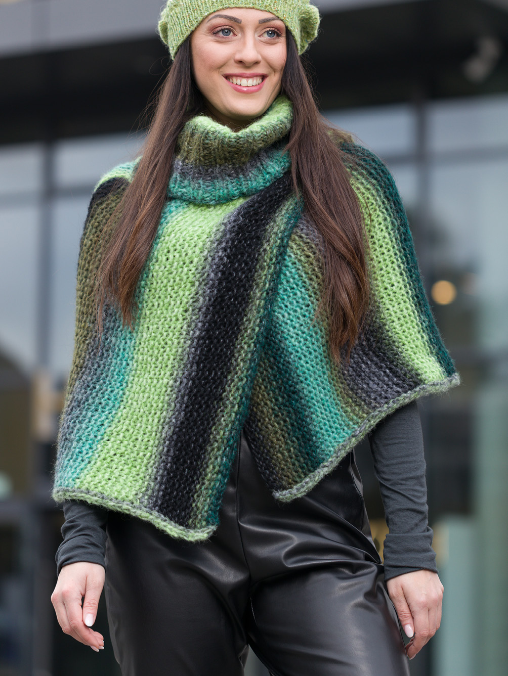 Strickset Leah - Kurzer Poncho in grünem Farbverlauf Gr. 36-42