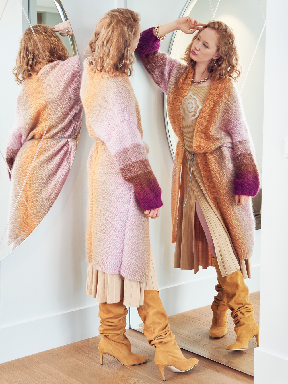 Modellansicht Bild 1: Wadenlanger Coat im Farbverlauf