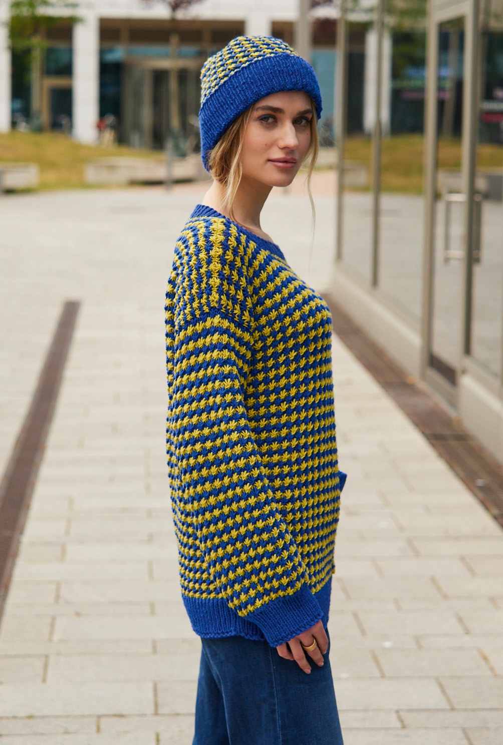 Pulli mit Sternmuster plus Mütze in Blau und Gelb 