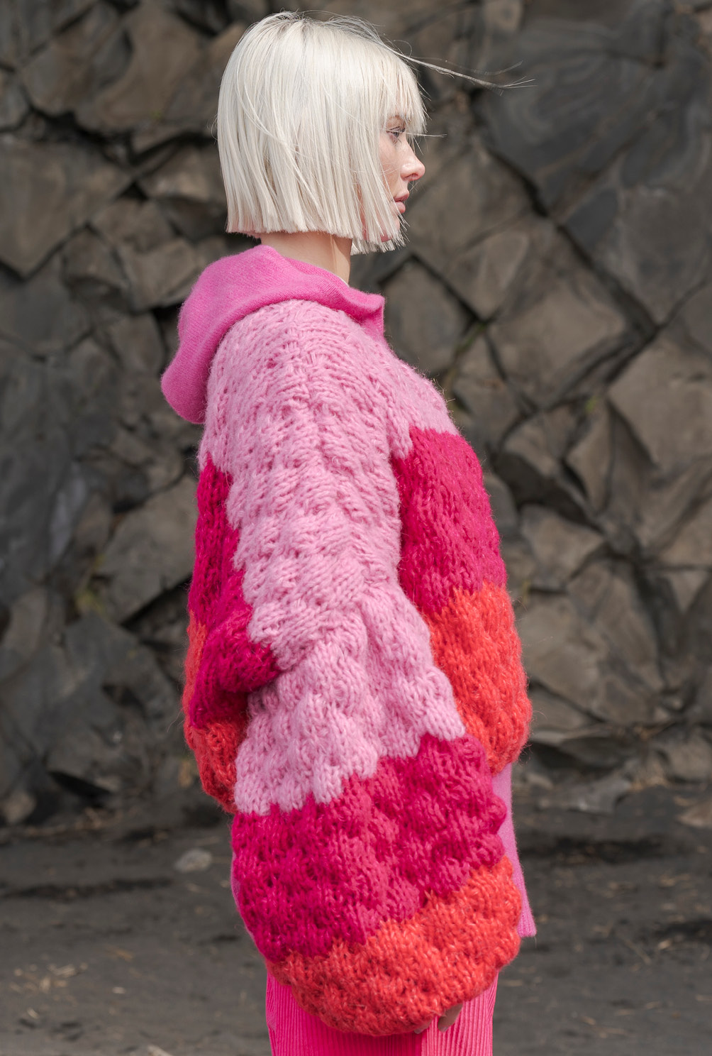 Modellansicht Bild 6: Dreifarbiger Pulli mit Keulenärmeln