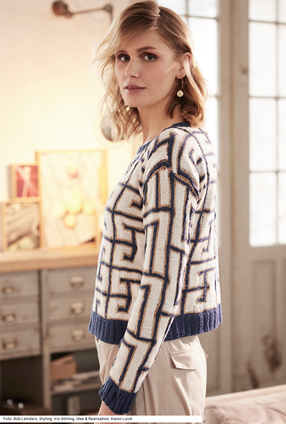 Modellansicht Bild 3: Pulli mit Intarsienmuster in Weiß, Marine und Beige