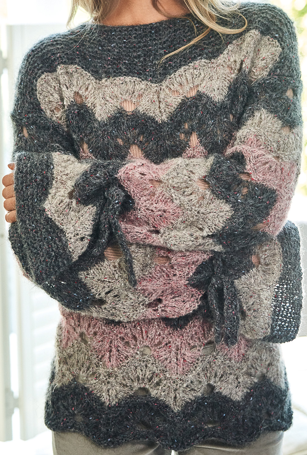 Modellansicht Bild 4: Wellenmusterpulli im Wellenmuster mit Blockstreifen 