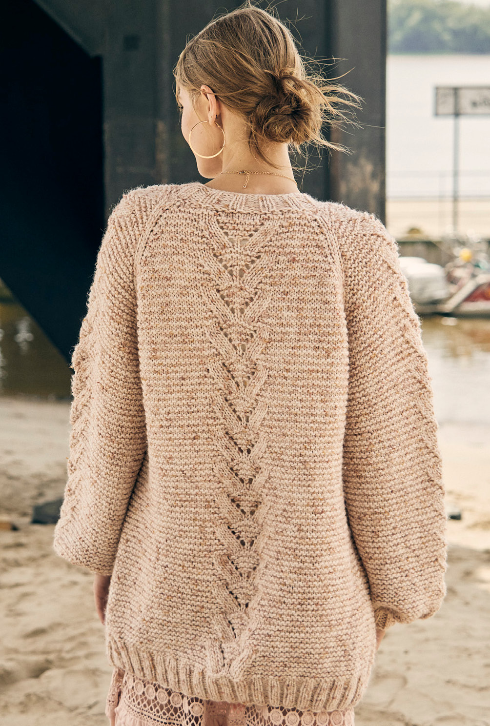 Modellansicht Bild 7: Oversize-Jacke mit Ajourstreifen