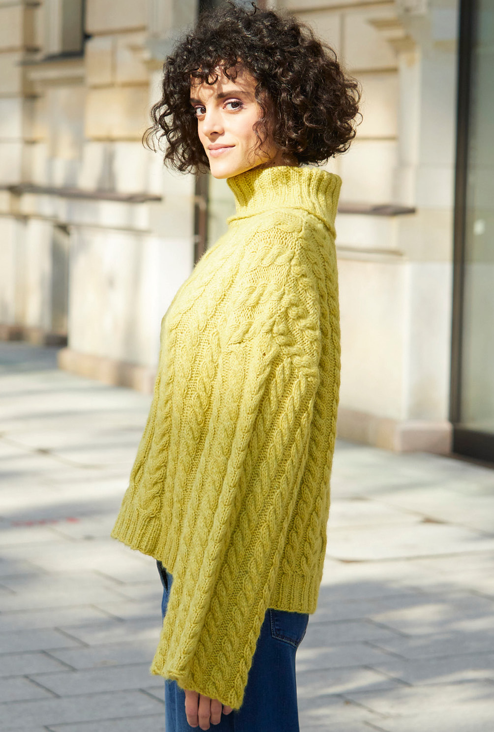 Modellansicht Bild 7: Pullover mit weiten Ärmeln und Zopfmuster