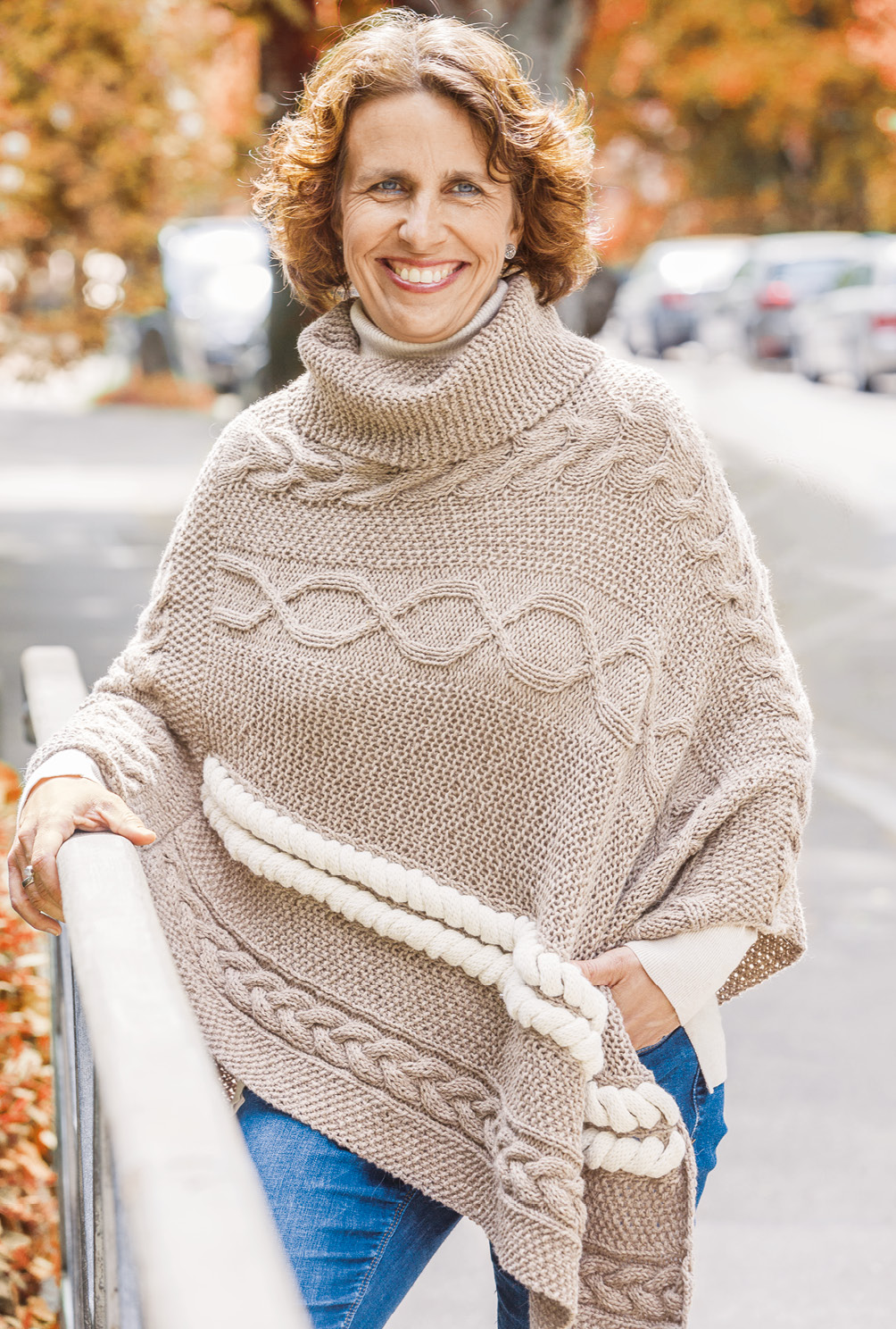 Modellansicht Bild 8: Gestrickter Kinder- und Damenponcho mit Loop in Beige-Natur