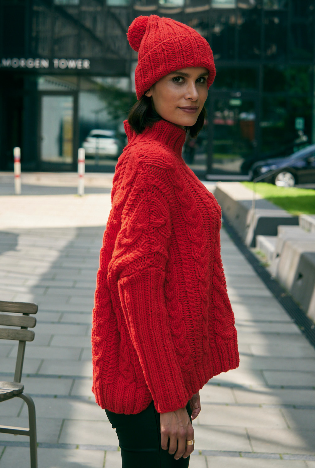 Roter Pullover mit Aranmuster und Mütze