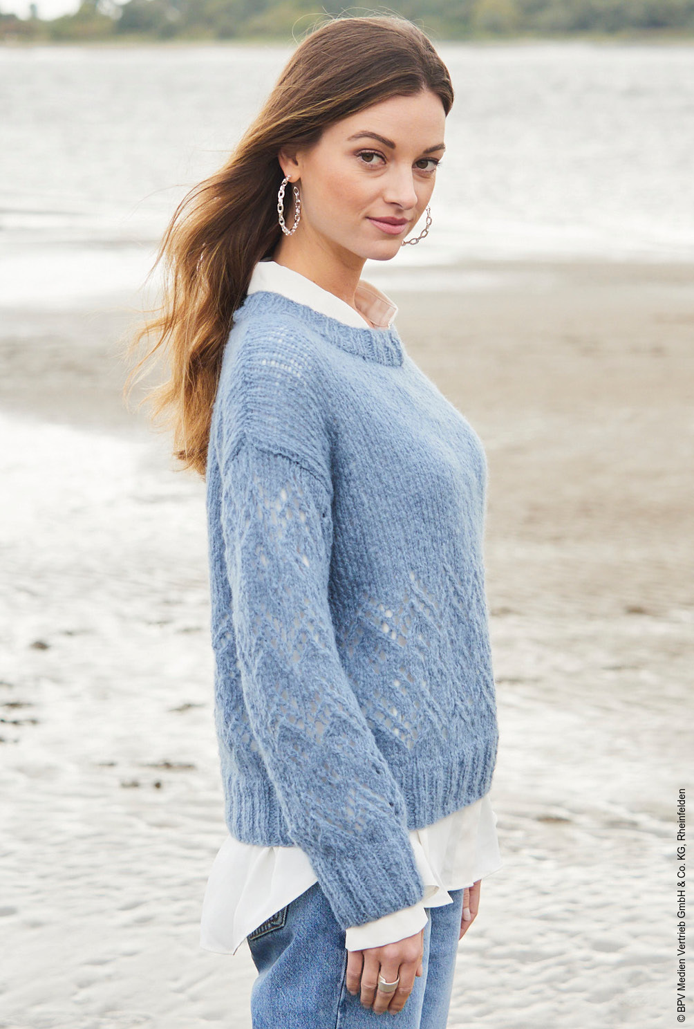 Modellansicht Bild 4: Pullover mit Ajourmuster in Blau