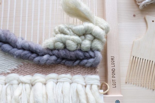 Handgemachte Weberei in Creme und Grau. Flauschige Wolle, kunstvoll verknüpft. DIY-Charme.
