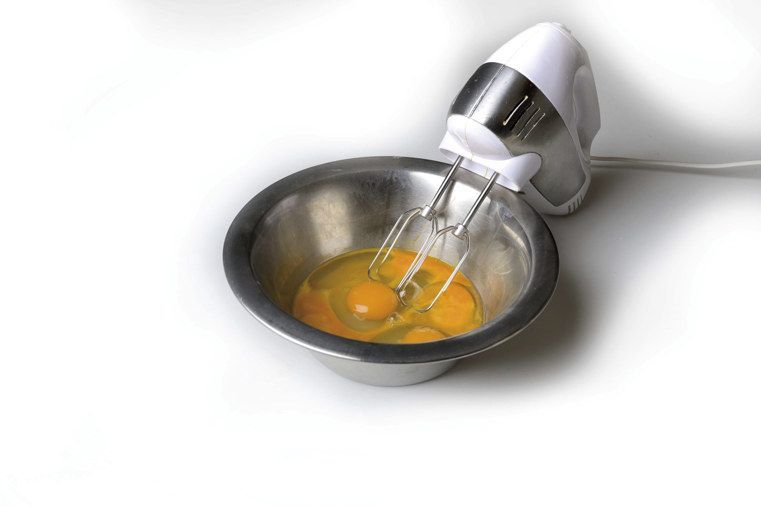 Moderner Mixer in Edelstahl-Schüssel. Funktional, glänzend, minimalistisch. Perfekt für DIY-Küchenprojekte.