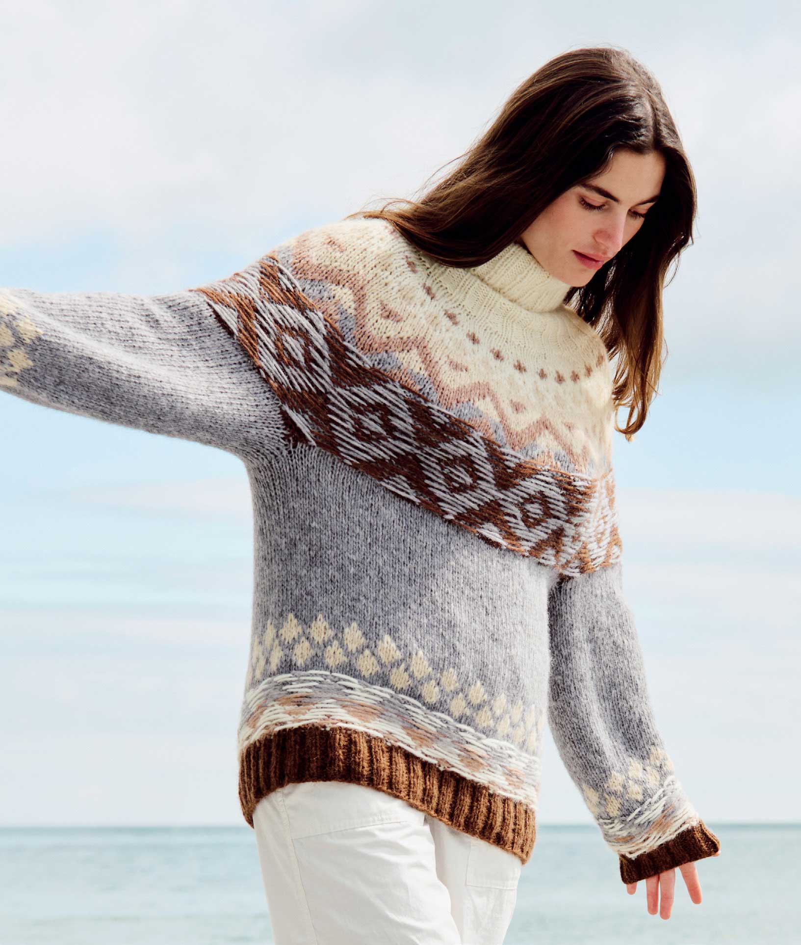 Handgemachter Pullover mit nordischen Mustern in Braun, Creme und Grau. Modischer, lockerer Schnitt. DIY-Stil.
