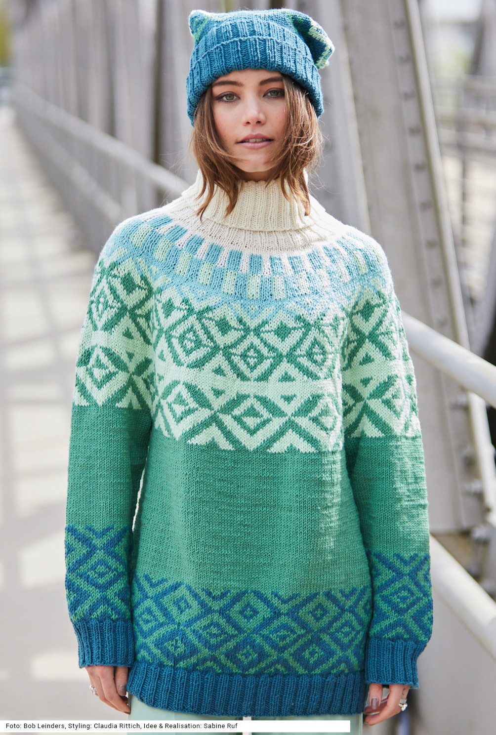 Modellansicht Bild 2: Rollkragenpulli und Mütze mit Jacquardmuster in Petrol, Grün, Ecru und Mint