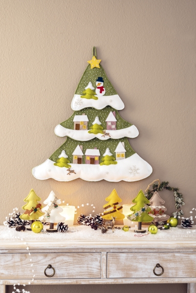 Handgemachte Wand-Deko: Grüner, filziger Weihnachtsbaum mit weißen Schneemustern und bunter Häusergestaltung.