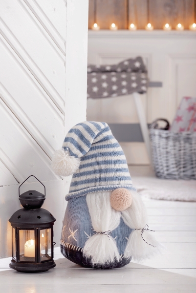 Gestrickter Zwerg mit blau-weißer Mütze, fluffigem Bommel, DIY-Charme, perfekt für stilvolle Winterdeko.