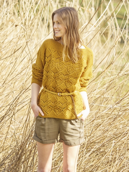Senfgelber, gehäkelter Pullover, lockerer Schnitt, DIY-Style; kombiniert mit olivgrünen, knielangen Shorts.