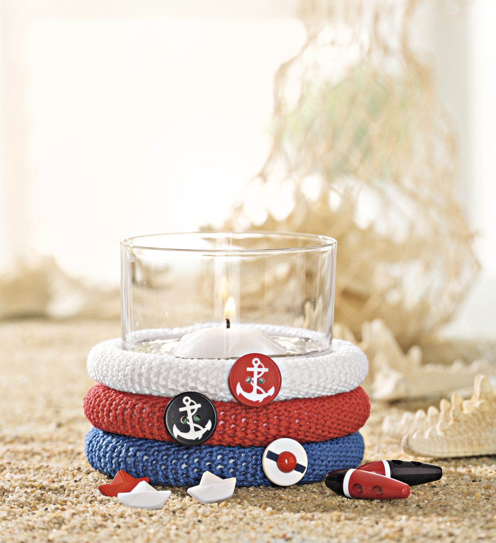 Knit-Design in Weiß, Rot, Blau. Anker- und Rettungsring-Motive. Modisch, handgemacht, nautischer Stil.