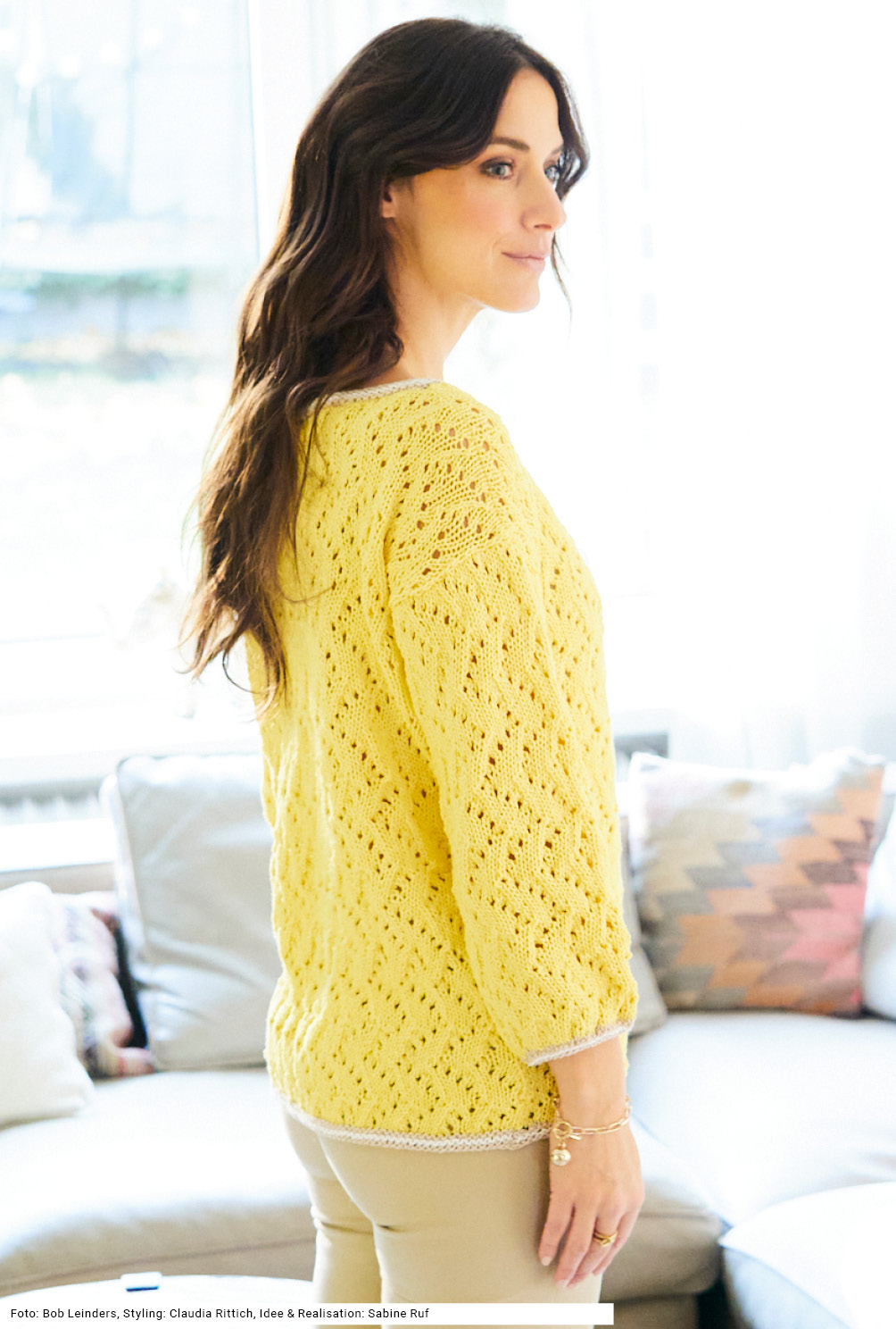 Modellansicht Bild 3: Pulli mit Ajourmuster in Gelb mit sand- und cremefarbenen Blenden