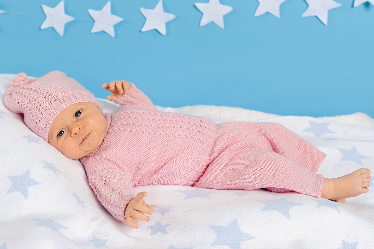 Modellansicht Bild 1: Pulli, Hose und Mütze in Rosa