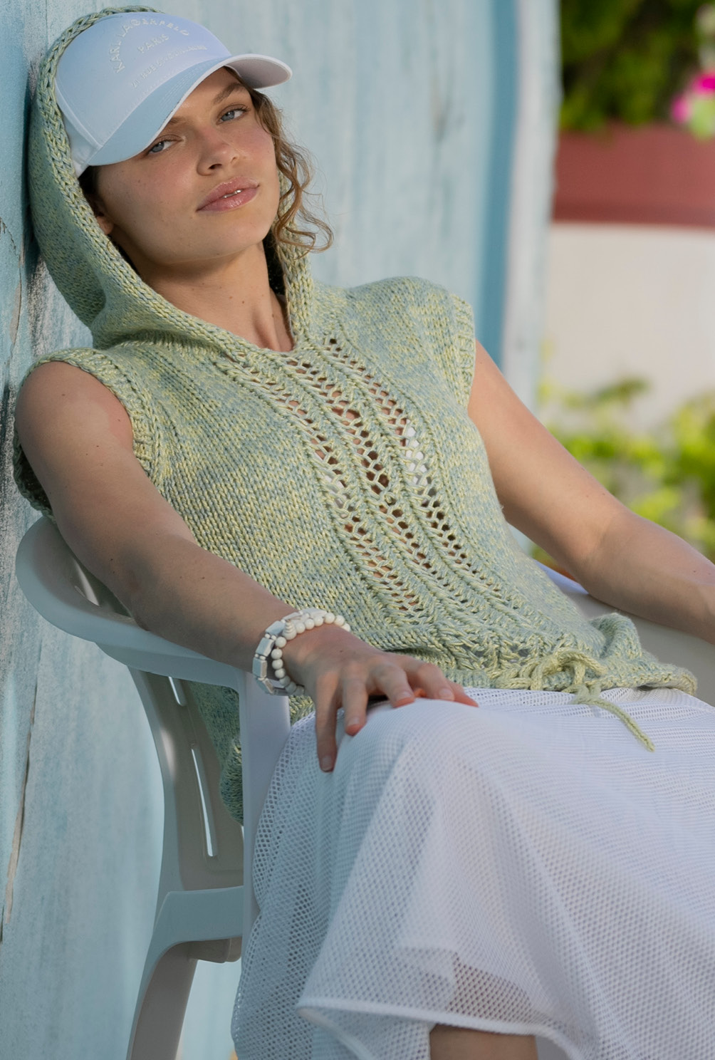 Modellansicht Bild 2: Pullunder mit Kapuze und Tunnelzug