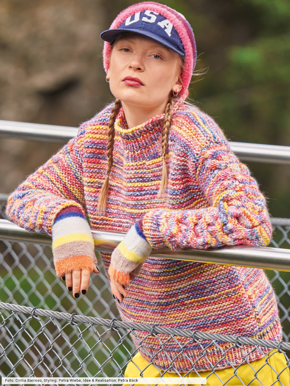 Modellansicht Bild 1: Melierter Pulli mit Zöpfen