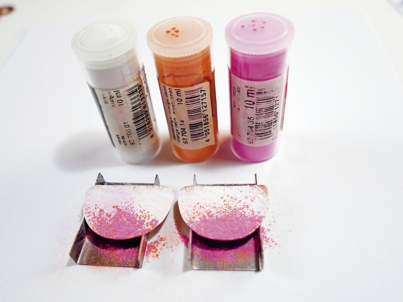 Bunte Pigmente in Rosa, Orange und Weiß, ideal für kreative, selbstgemachte Projekte.