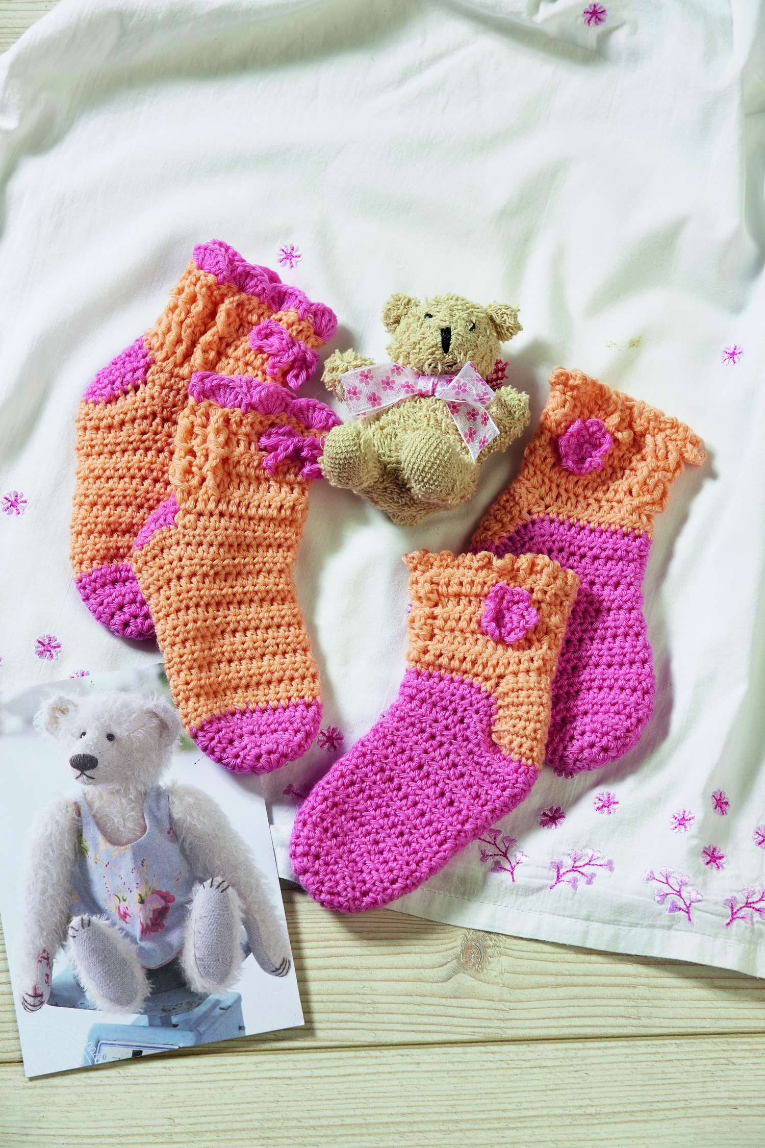 DIY, gestrickte Socken in Pink-Orange, verspieltes Muster, warme handgemachte Accessoires.