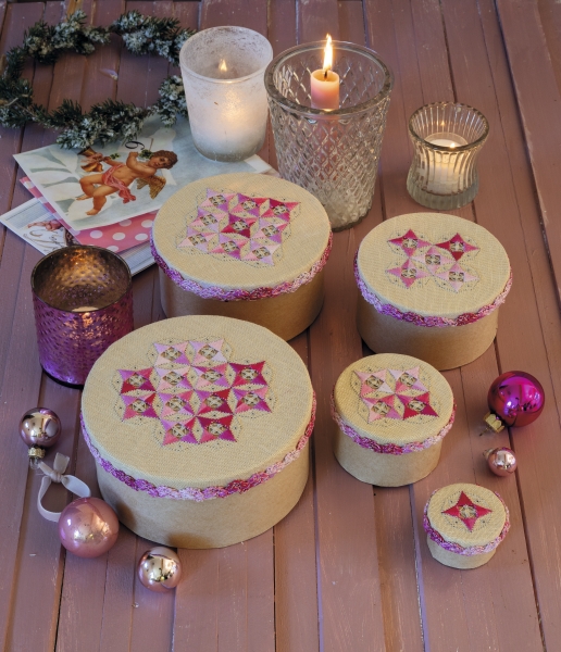Runde, pastellfarbene Boxen mit rosa Mustern, DIY-Stil, kreativ verziert, modisch und einzigartig.