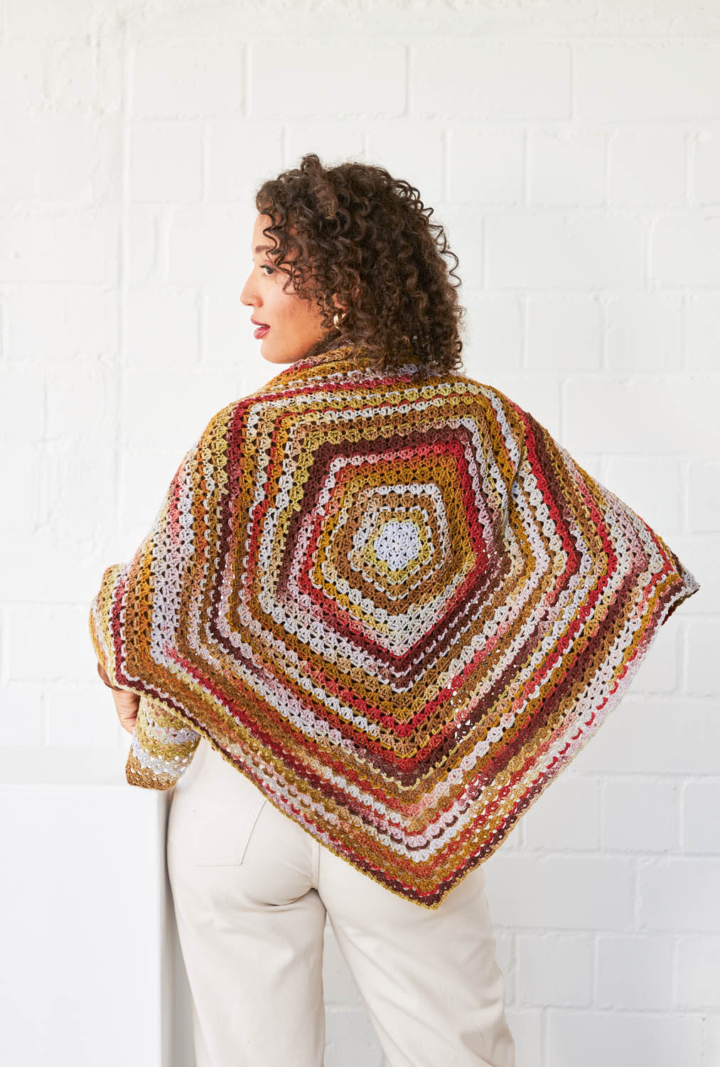 Hexagonale Häkeljacke in Rot- und Brauntönen. Modisch, selbstgemacht, handarbeit, farbenfroh, einzigartig.