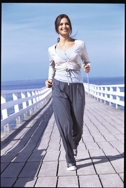 Graues Wickeltop, lange Jogginghose, bequem, modisch, sportliches Design, lässiger Schnitt, sportlich.