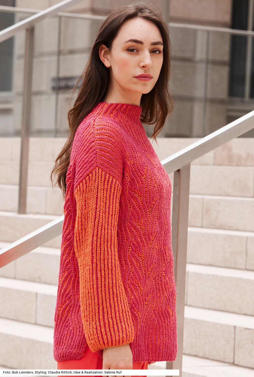 Modellansicht Bild 4: Pulli mit zweifarbigem Patent (Brioche) in Orange und Pink