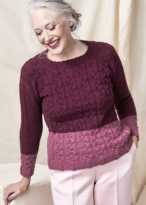 Modischer Pullover mit weinrot-rosa Farbverlauf, Strickmuster, gerade geschnitten. Handarbeit, DIY-Charme.