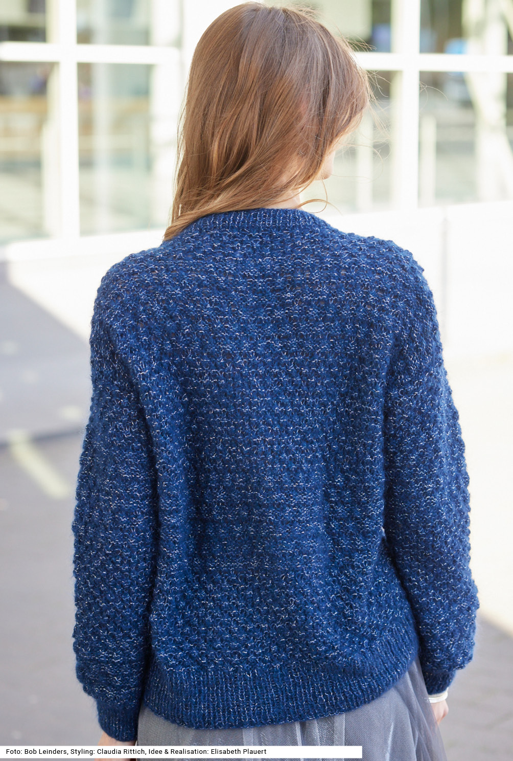 Modellansicht Bild 5: Jacke mit Dornröschenmuster in Dunkelblau mit Glitzerfaden