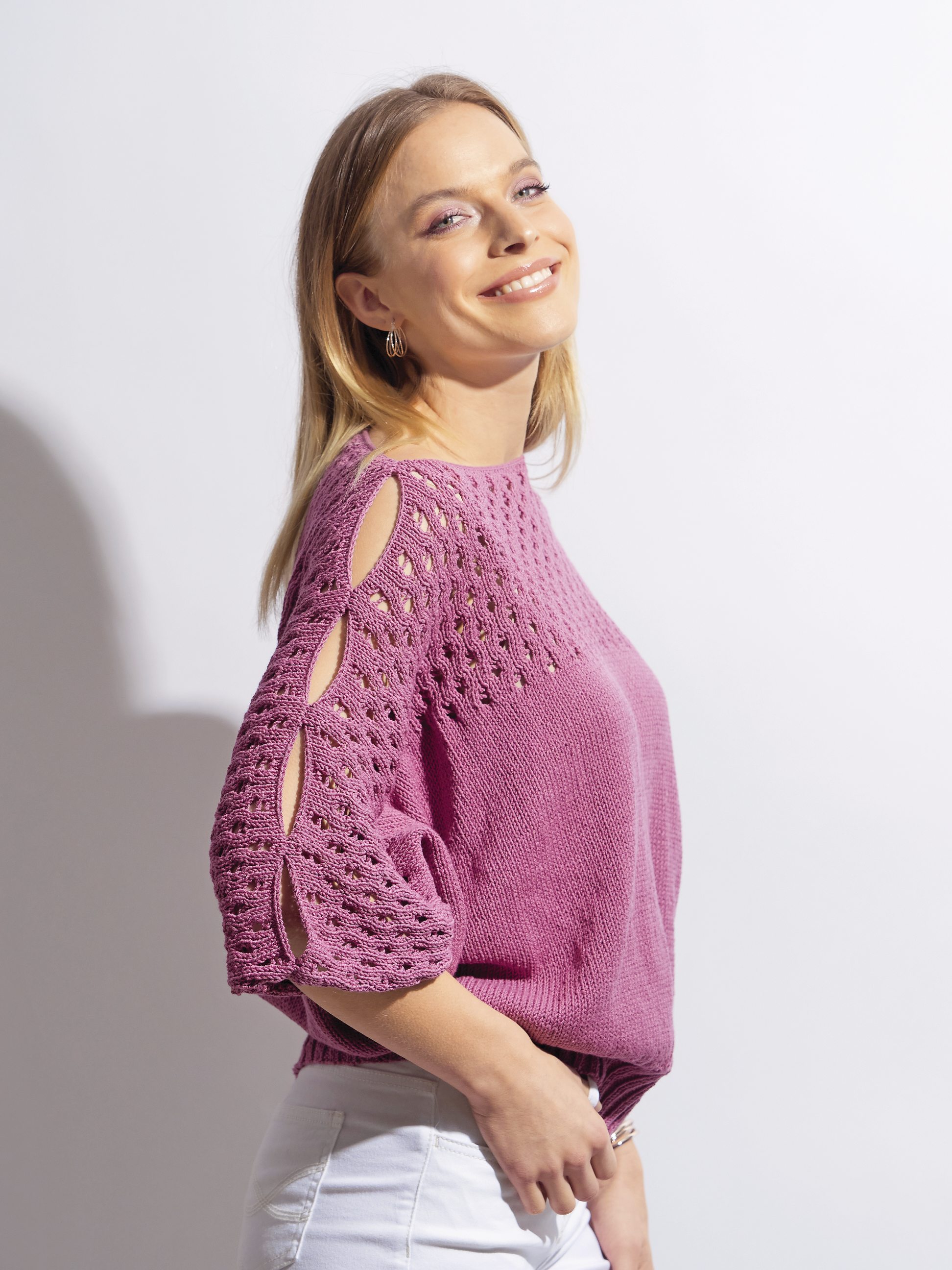 Lila Häkelpullover, durchbrochenes Muster, 3/4-Ärmel, cut-out Details, handgemacht, stilvoll.