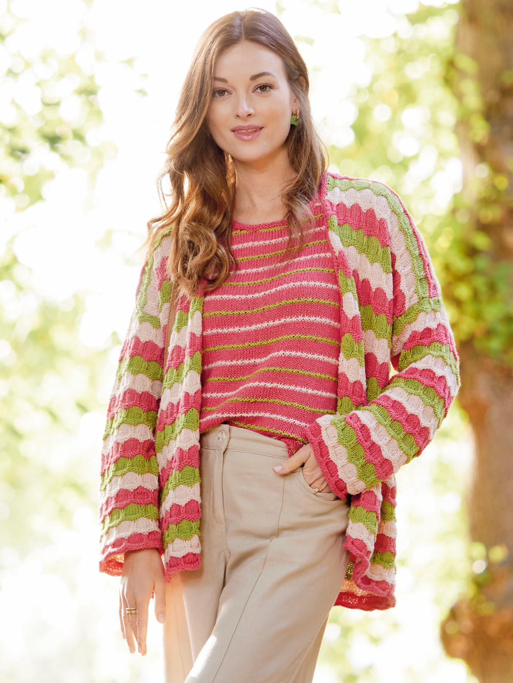 Modellansicht Bild 1: Ringeltop und Jacke mit Wabenmuster