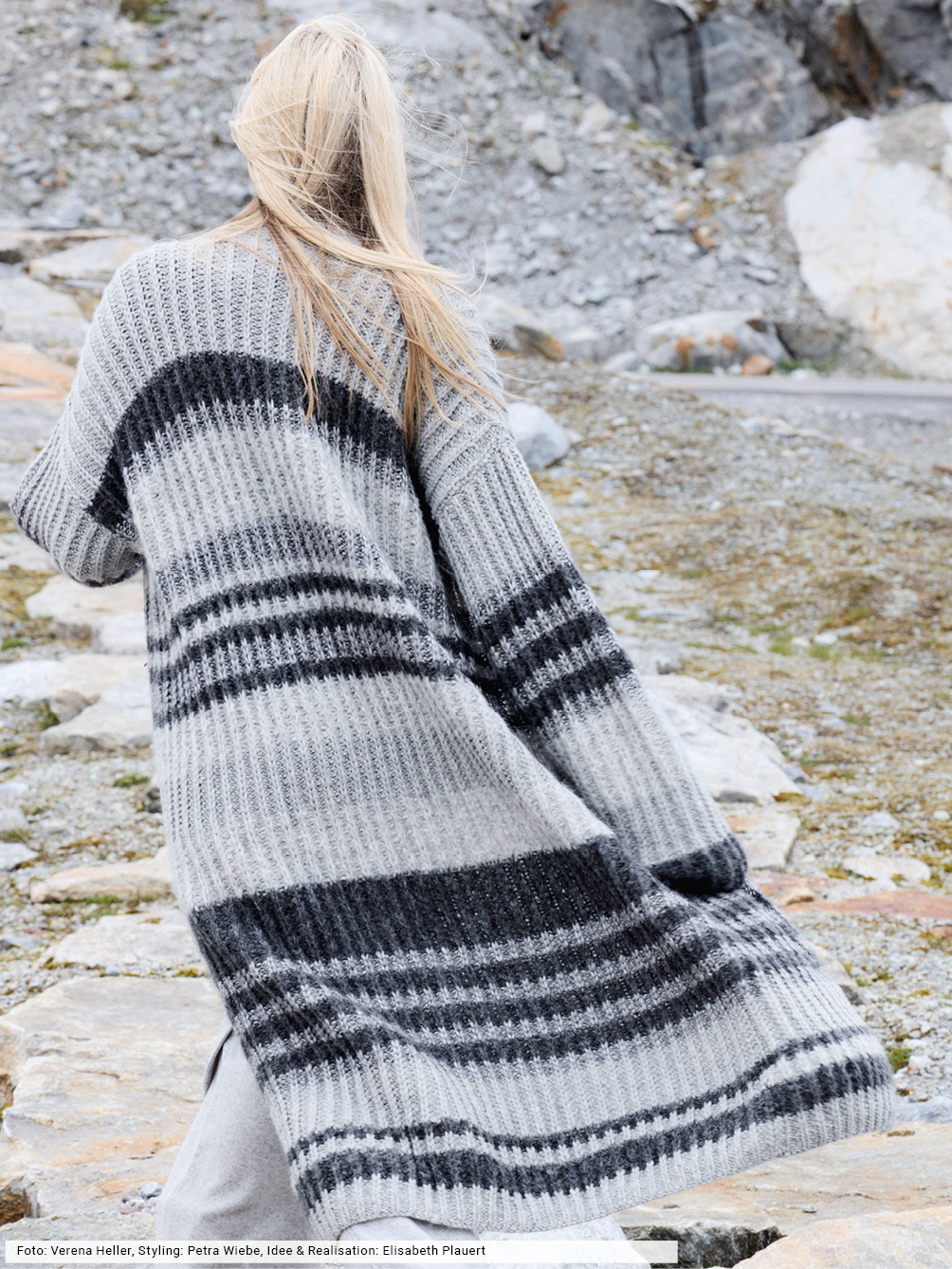 Modellansicht Bild 1: Gestreifter Mantel in drei Garnqualitäten