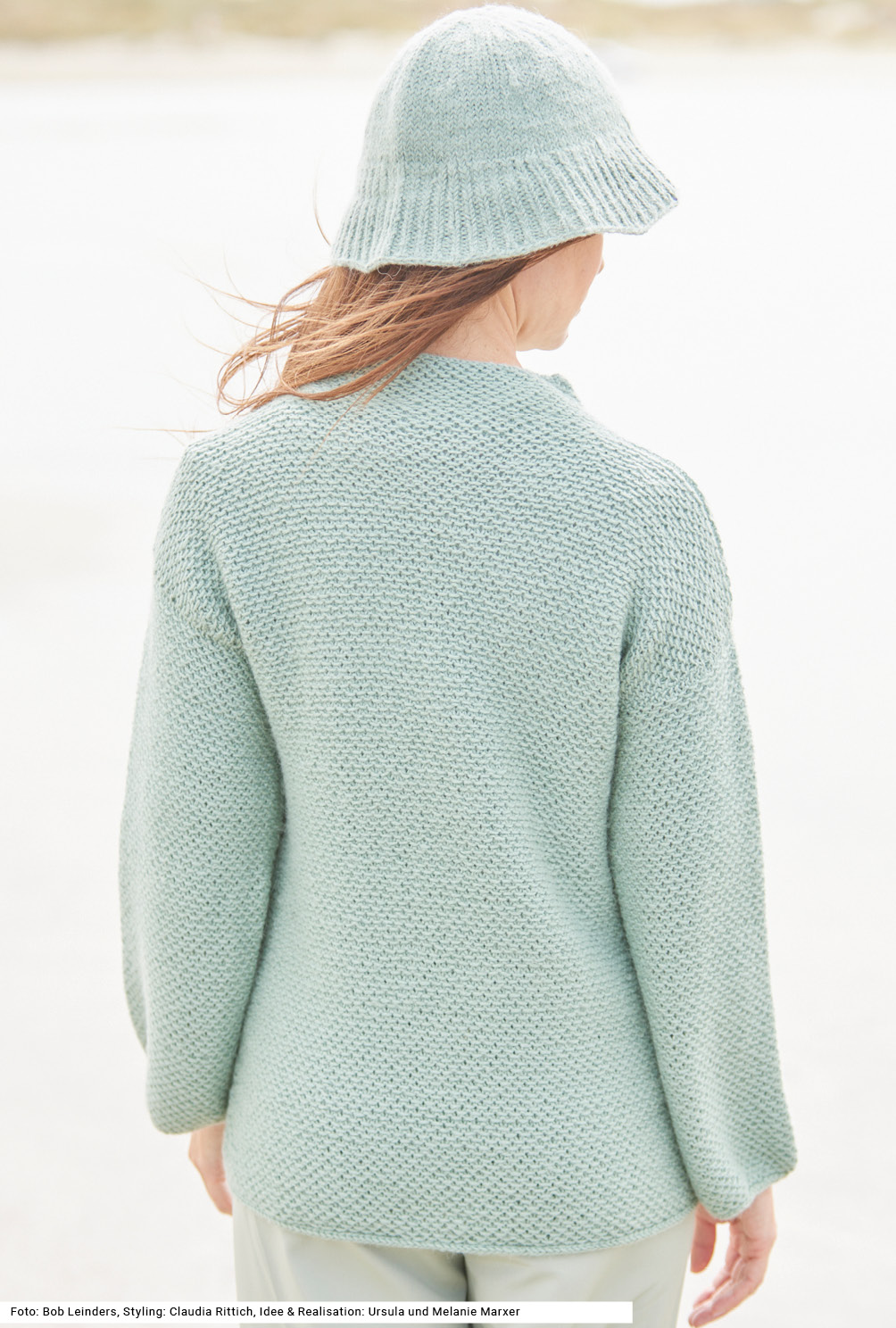 Modellansicht Bild 5: Pulli und Hut mit Schlingenmuster in Graugrün