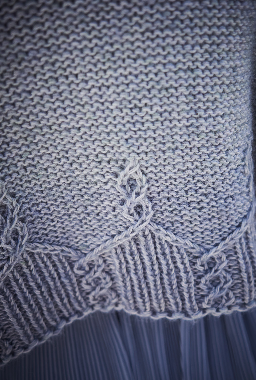 Modellansicht Bild 4: Ponchopulli und Mütze in Bleu-degradé