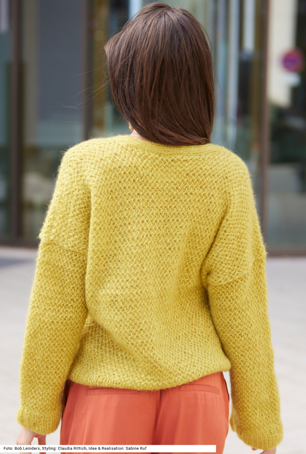Modellansicht Bild 5: Jacke mit V-Ausschnitt im Flechtmuster in Hellgrün