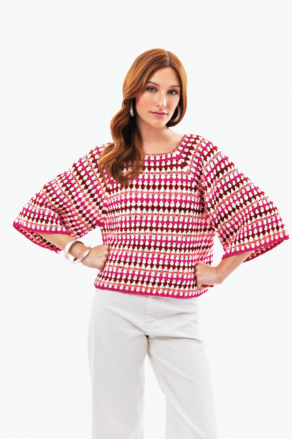 Bunt gehäkelter Pulli mit weiten Ärmeln, auffälliges Muster, handgemacht, DIY, stilvoll und modern.