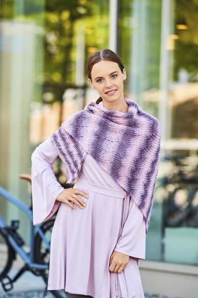 Fliederfarbenes Kleid mit weiten Ärmeln, kombiniert mit gestreiftem, handgemachtem Poncho. Modisch & stilvoll.