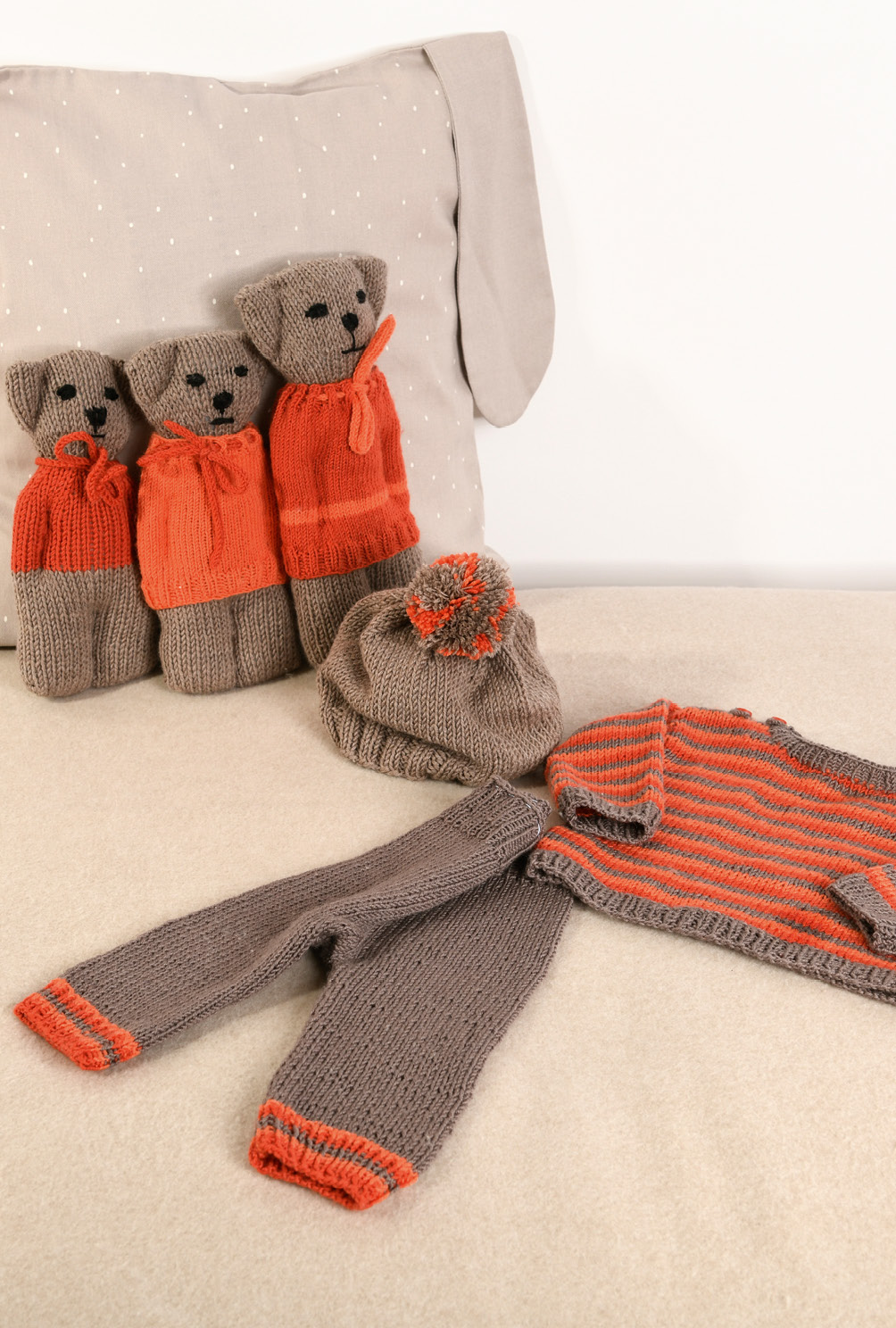 Strick-Set aus Babymütze, -pulli, -hose und Kuschelteddyfamilie in Graubraun