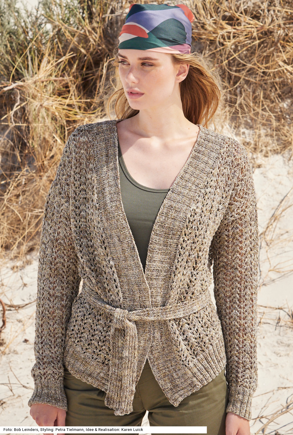 Modellansicht Bild 2: Jacke mit Ajourmuster und Gürtel in Braun