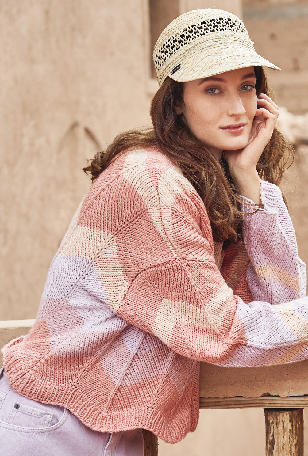 Modellansicht Bild 2: Cropped Shirt in zarten Frühlingsfarben