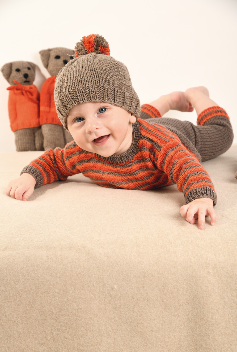 Strick-Set aus Babymütze, -pulli, -hose und Kuschelteddyfamilie in Graubraun