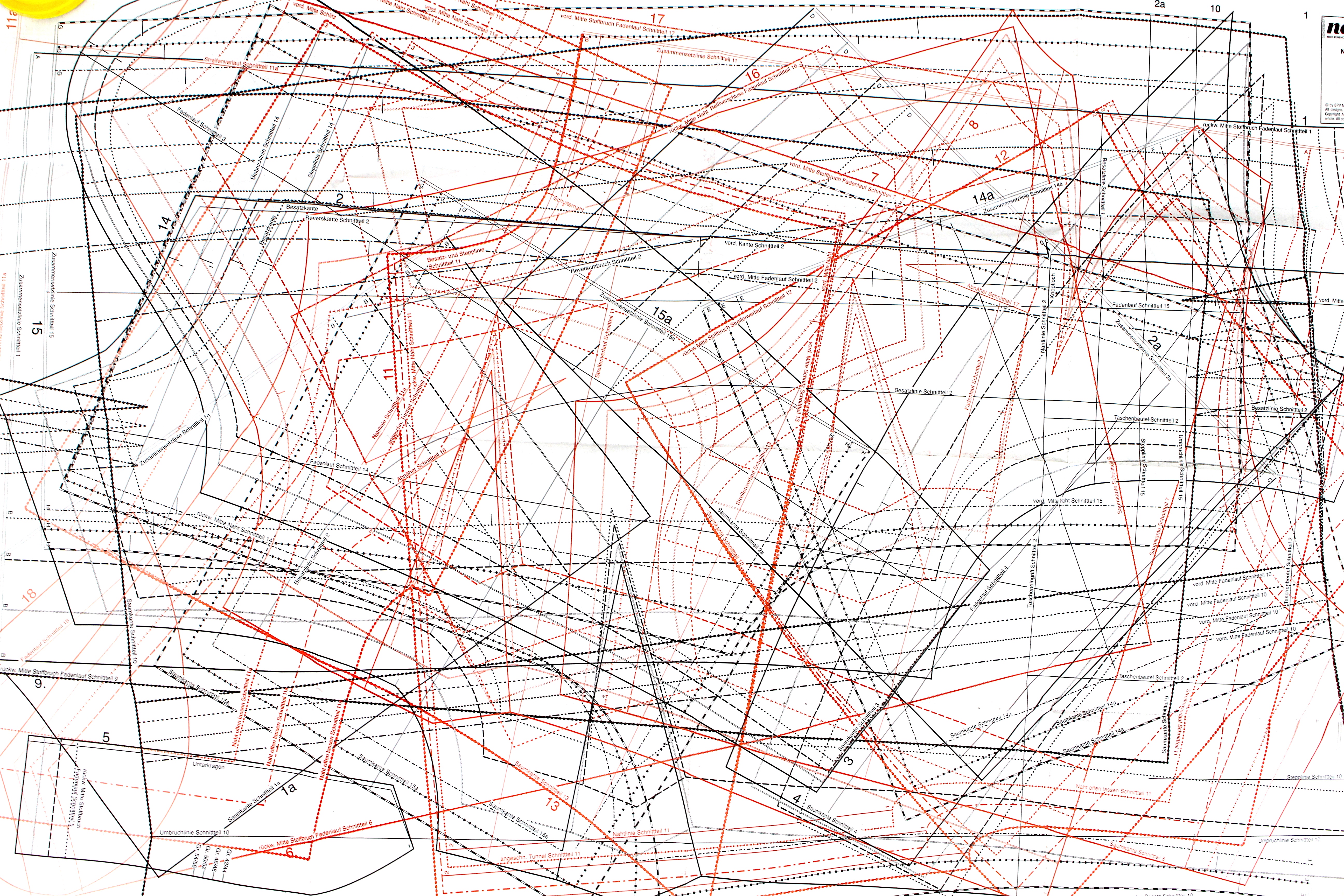 Vielzahl an Linien und Formen in Schwarz und Rot; verwobenes, chaotisches Muster, ideal für handgemachte Mode.