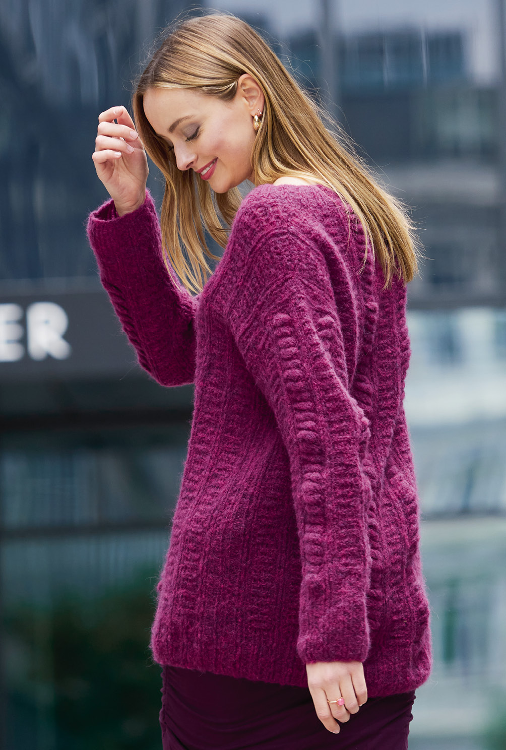Modellansicht Bild 4: Pflaumenfarbener Pulli mit V-Ausschnitt