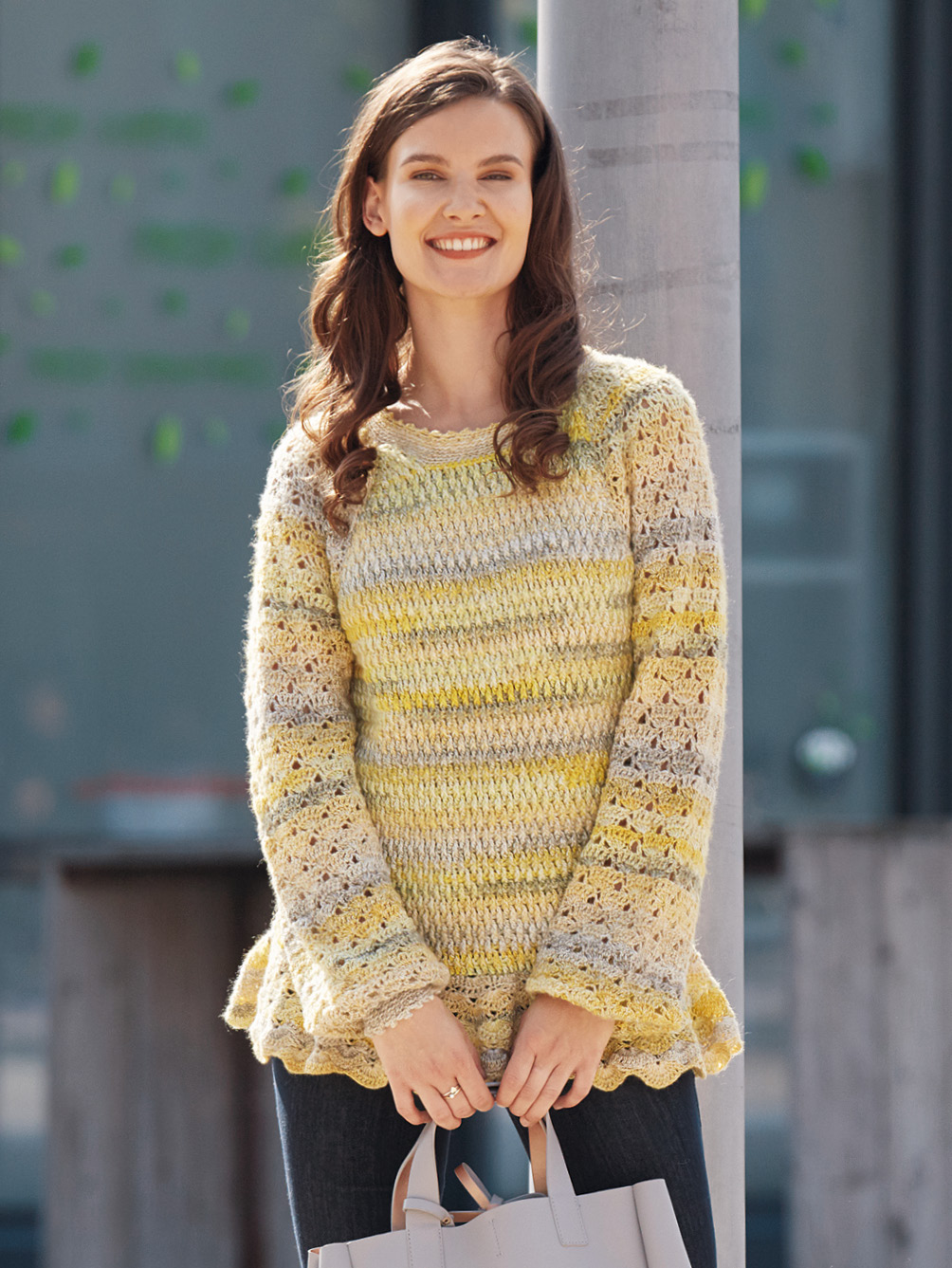 Modellansicht Bild 1: In Reliefstäbchen und Muschelmuster gehäkelter Raglan-Pulli