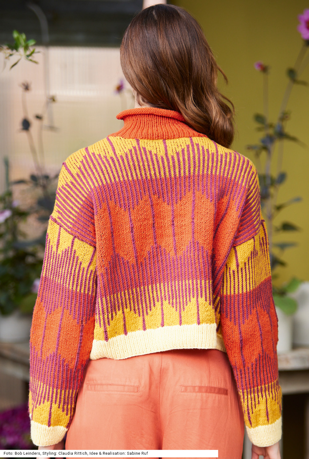 Modellansicht Bild 5: Pulli mit Jacquardmuster und Stehkragen in Weinrot, Orange, Curry und Hellgelb