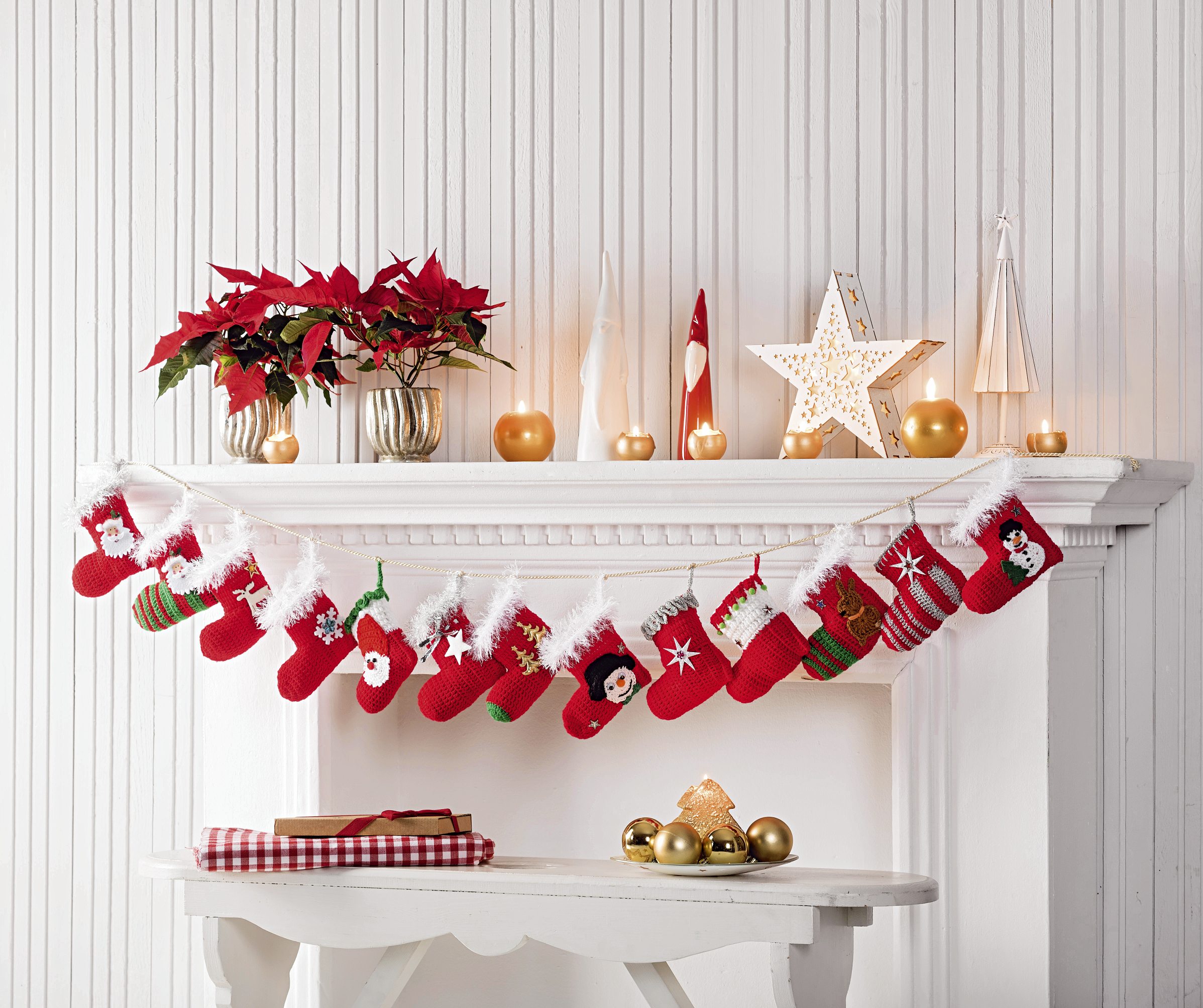 Rote handgemachte Weihnachtssocken mit Weiß, dekorative Muster, ideal für festliche DIY-Deko.